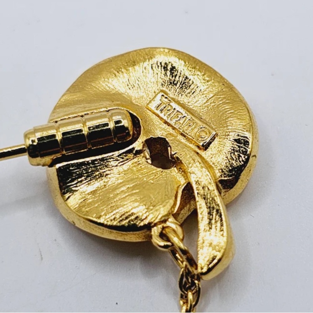 Vintage Trifari Gold Plated Frog and Lily Pad Stick Brooch - Picture 9 of 10